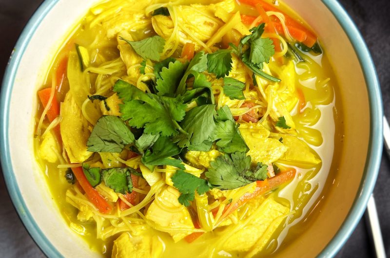 Sopa Thai de Pollo con Fideos