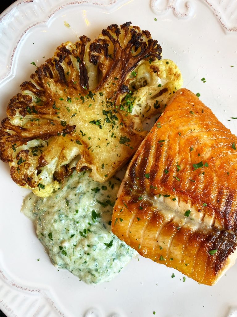 Steaks De Coliflor Con Comino Y Salsa Tzatziki Adriana Cotte