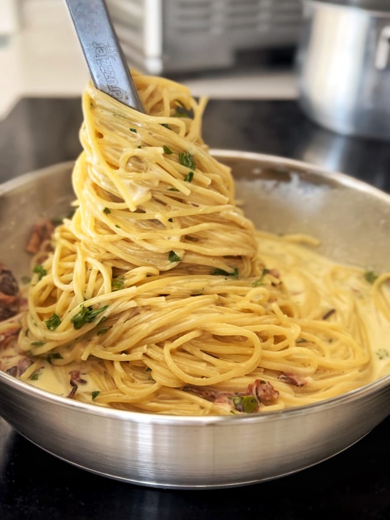 Pasta con Crema y Tocino – Lista en 10 minutos!